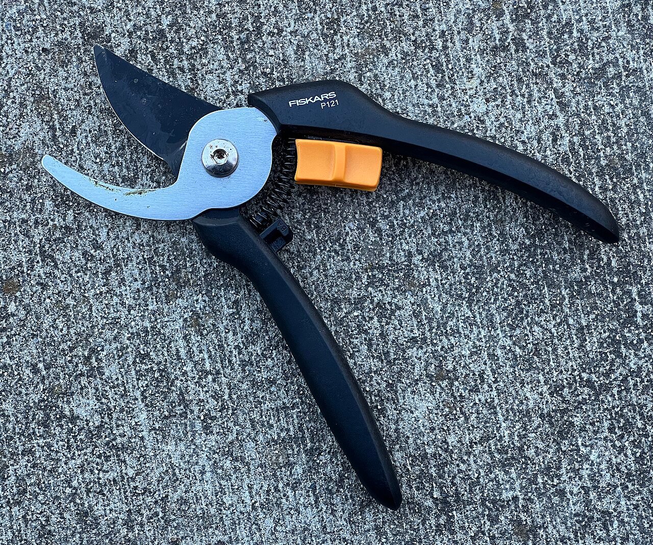 Fiskars P121 bypass pruning shears with curved bypass blades