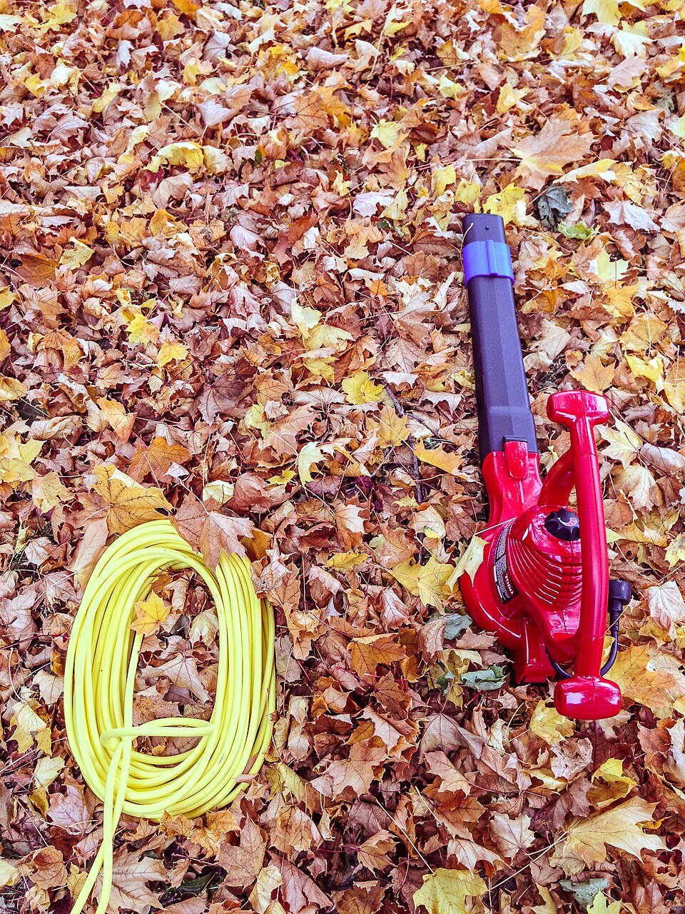 Toro electric leaf blower vacuum tool with a collection bag