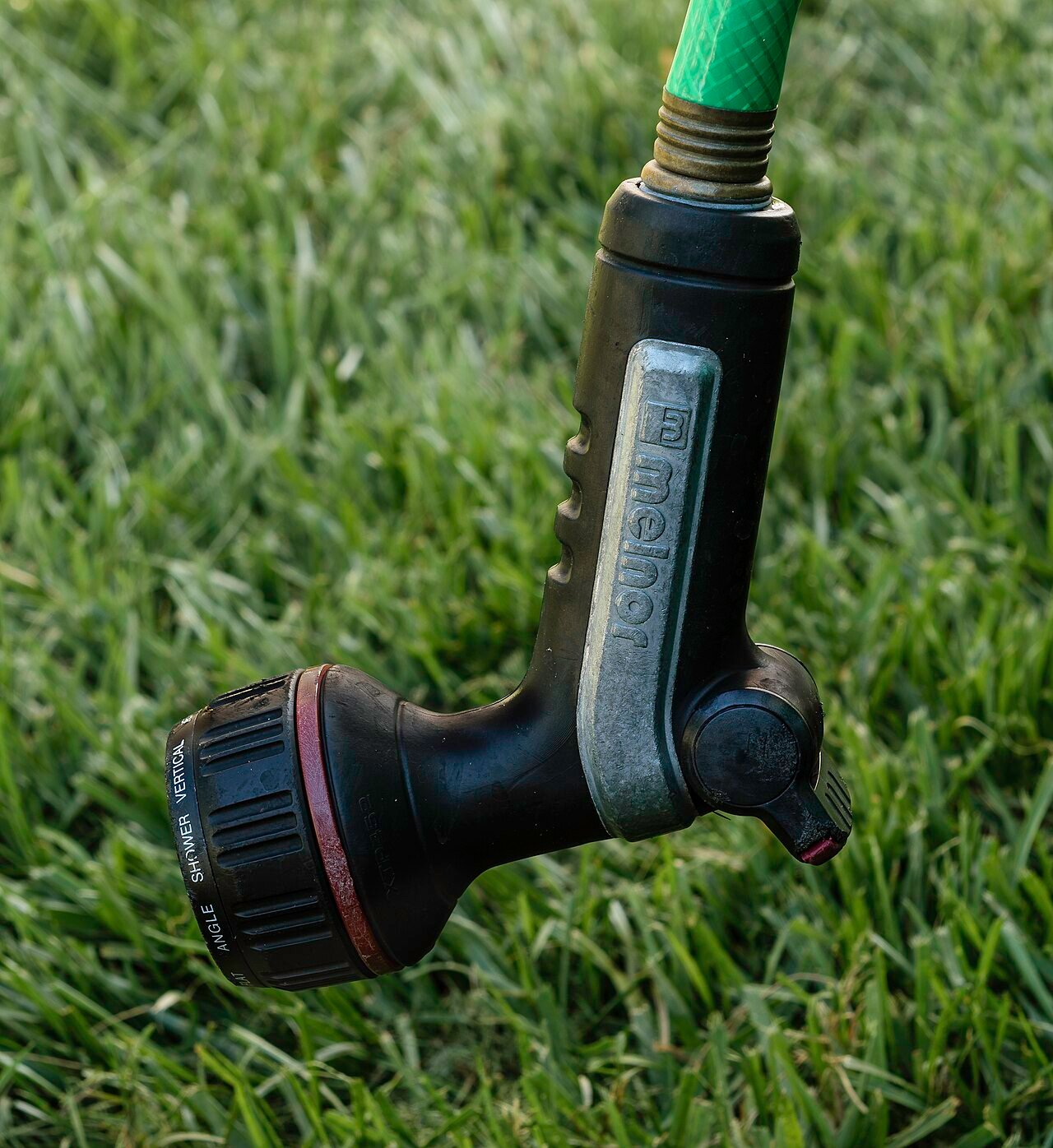 Adjustable Melnor garden hose spray nozzle with several spray settings