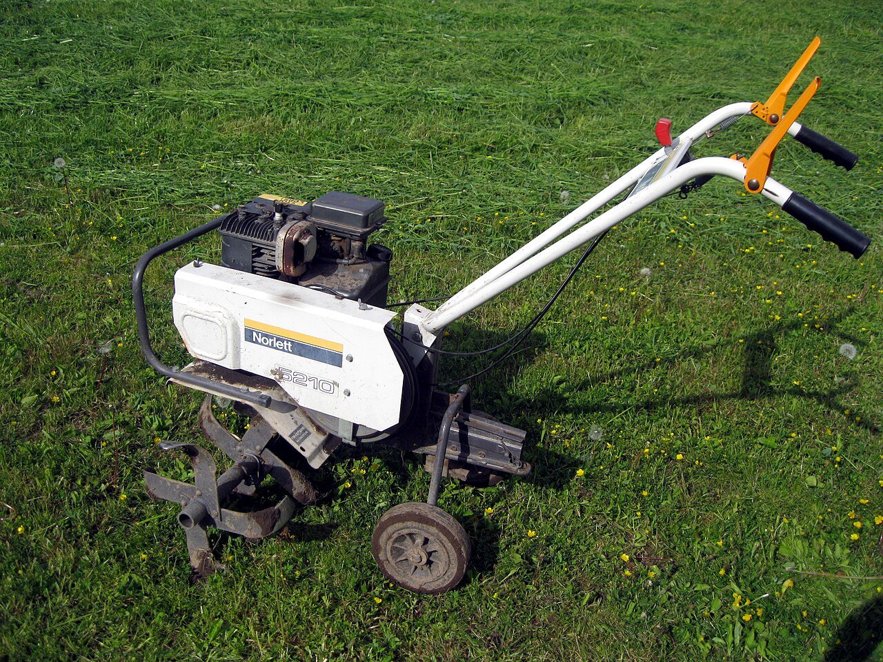 Norlett 5210 motorized garden tiller for preparing soil